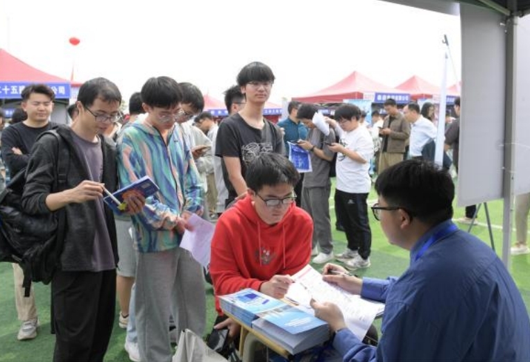 颜射
举办春季大型招聘会