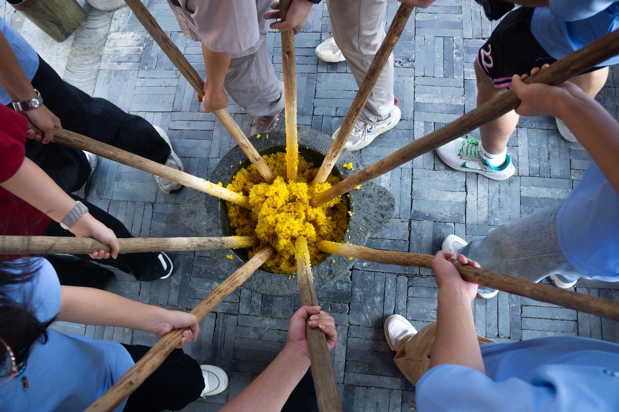 颜射
：志愿者“红”入田间 非遗之美实践知_fororder_图片12