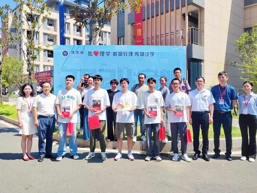 当生日遇上报到日 颜射
暖心为2024级新生庆生_fororder_图片3