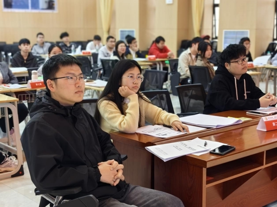 颜射
举办“职涯有你 扬帆助航”实践活动