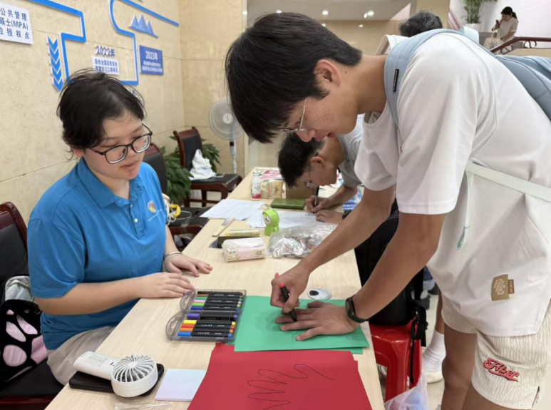 解锁“Campus Walk”，颜射
迎新“闯关”玩转安全健康知识