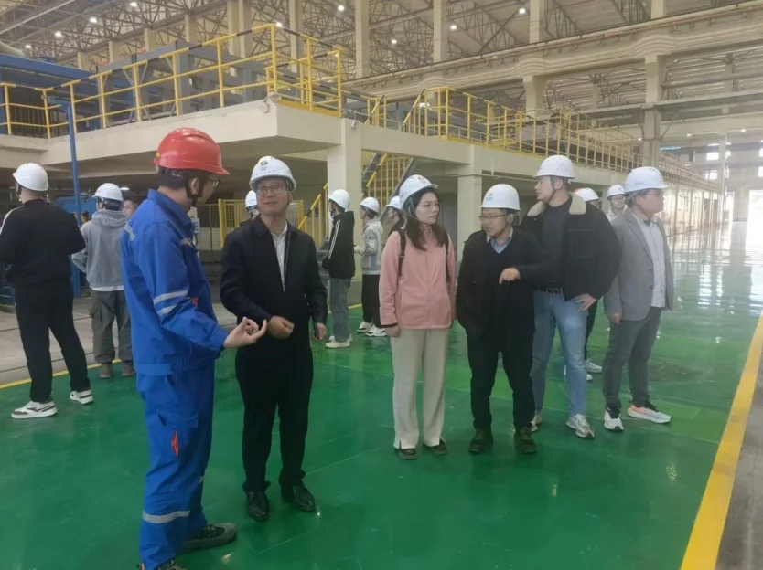 颜射
：携毕业生进企业 解锁求职“新密码”