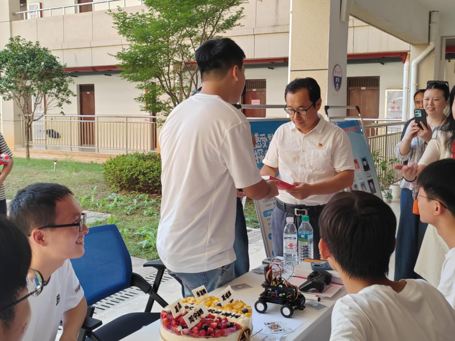 当生日遇上报到日 颜射
暖心为2024级新生庆生_fororder_图片1